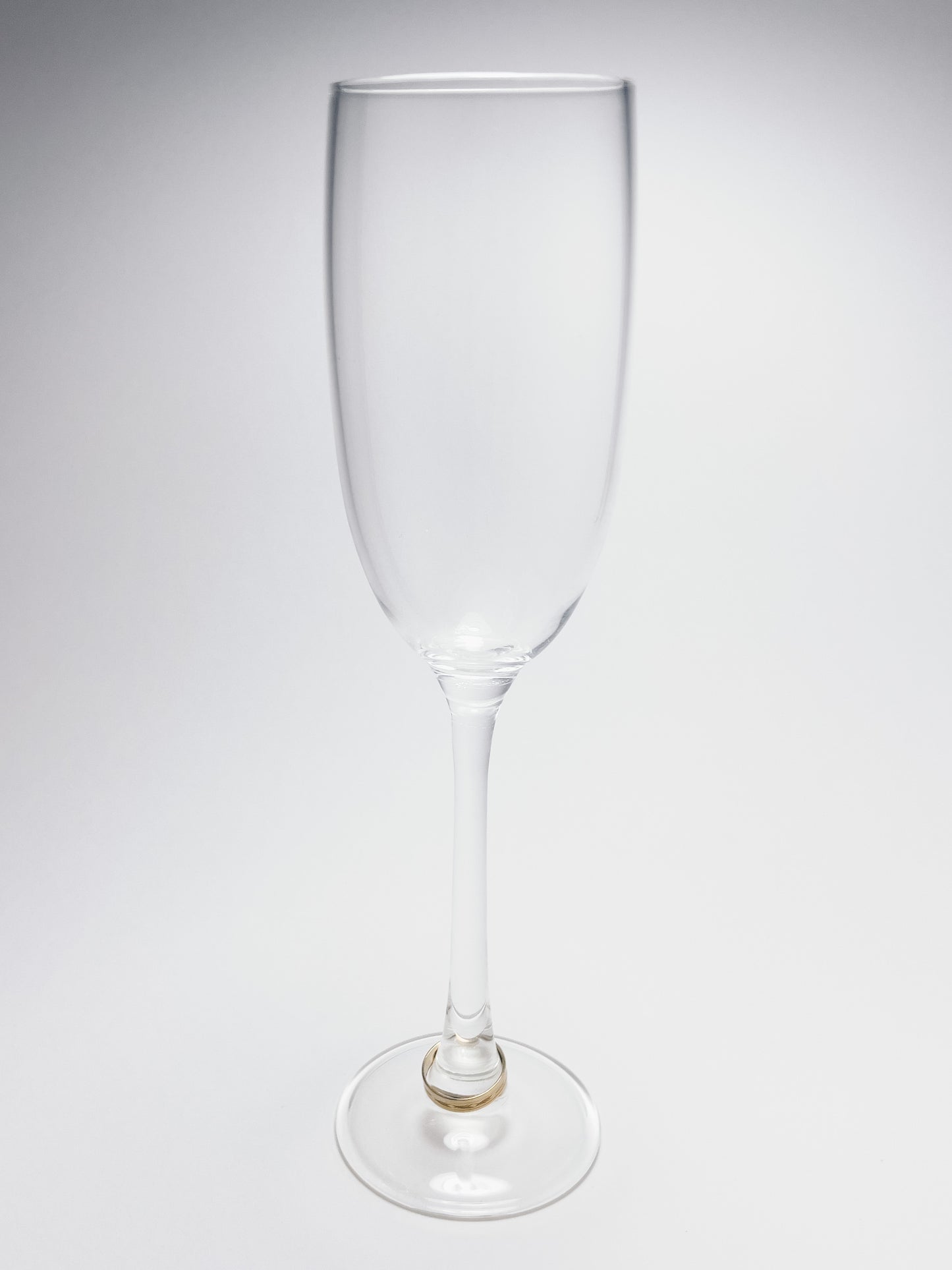 Pezsgős pohár (szárára fűzött gyűrűvel) – eljegyzési egyedi ajándéknak